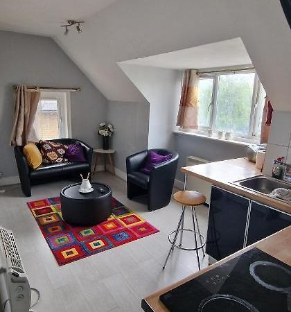 Cosy 2 Bedroom Flat - Sleeps 6 People - Close To Lewisham Dlr/Train Station London Exterior photo