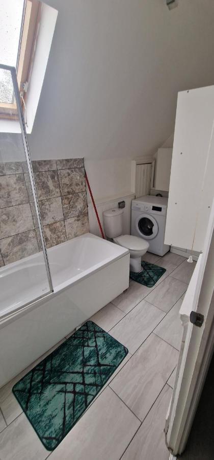 Cosy 2 Bedroom Flat - Sleeps 6 People - Close To Lewisham Dlr/Train Station London Exterior photo