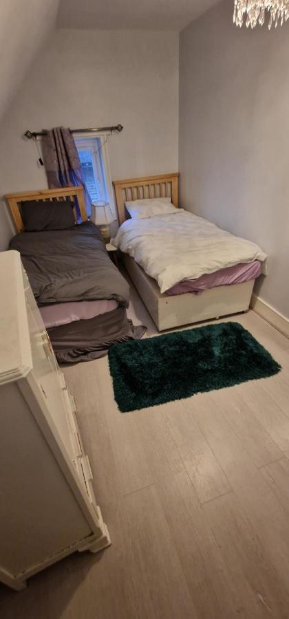 Cosy 2 Bedroom Flat - Sleeps 6 People - Close To Lewisham Dlr/Train Station London Exterior photo